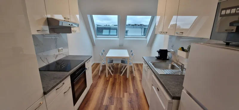 Wunderschöne möblierte  2-Zimmer Dachgeschosswohnung — photo 1